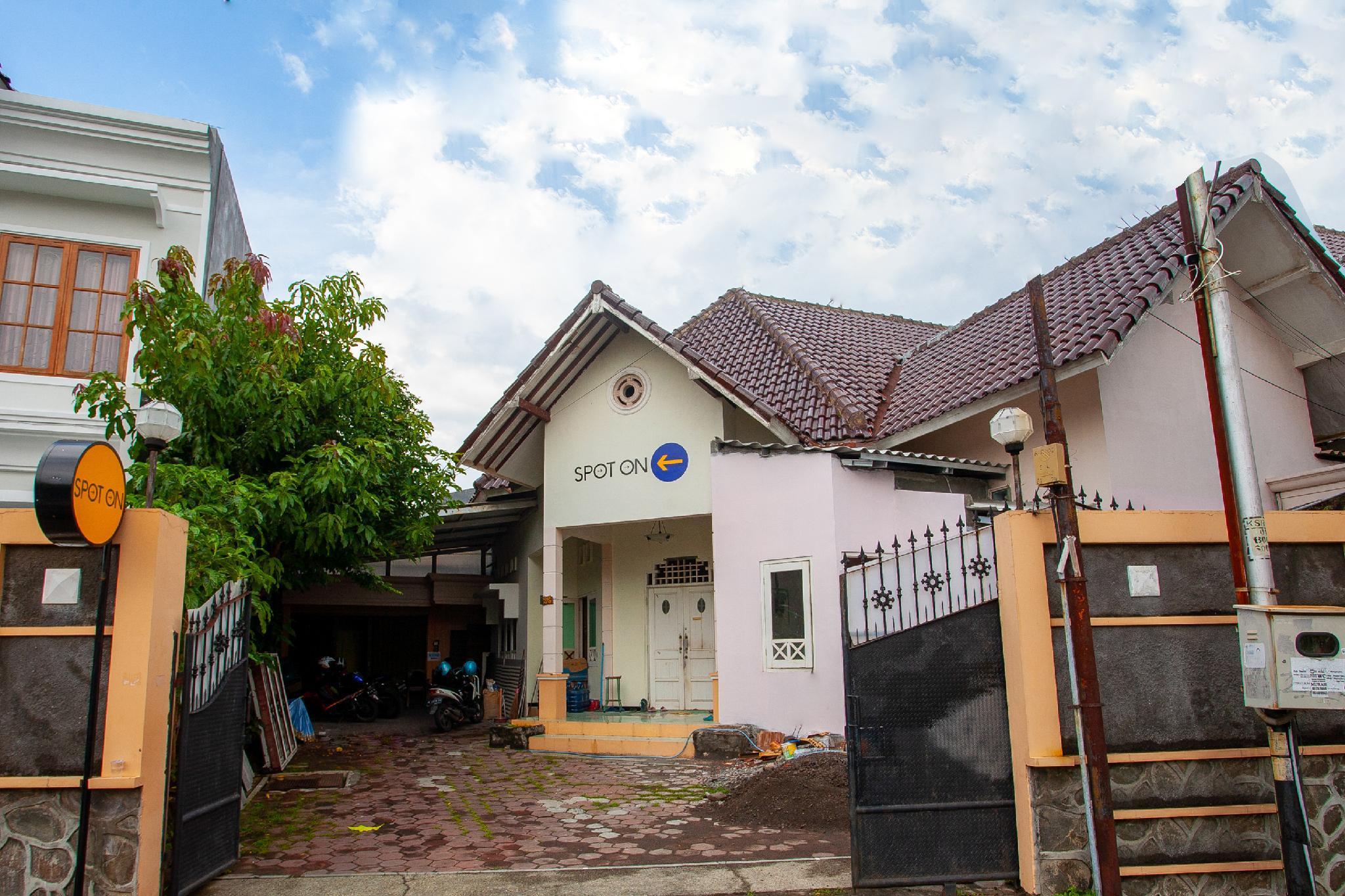 Spot On 2697 Homy House Hotel Semarang Buitenkant foto