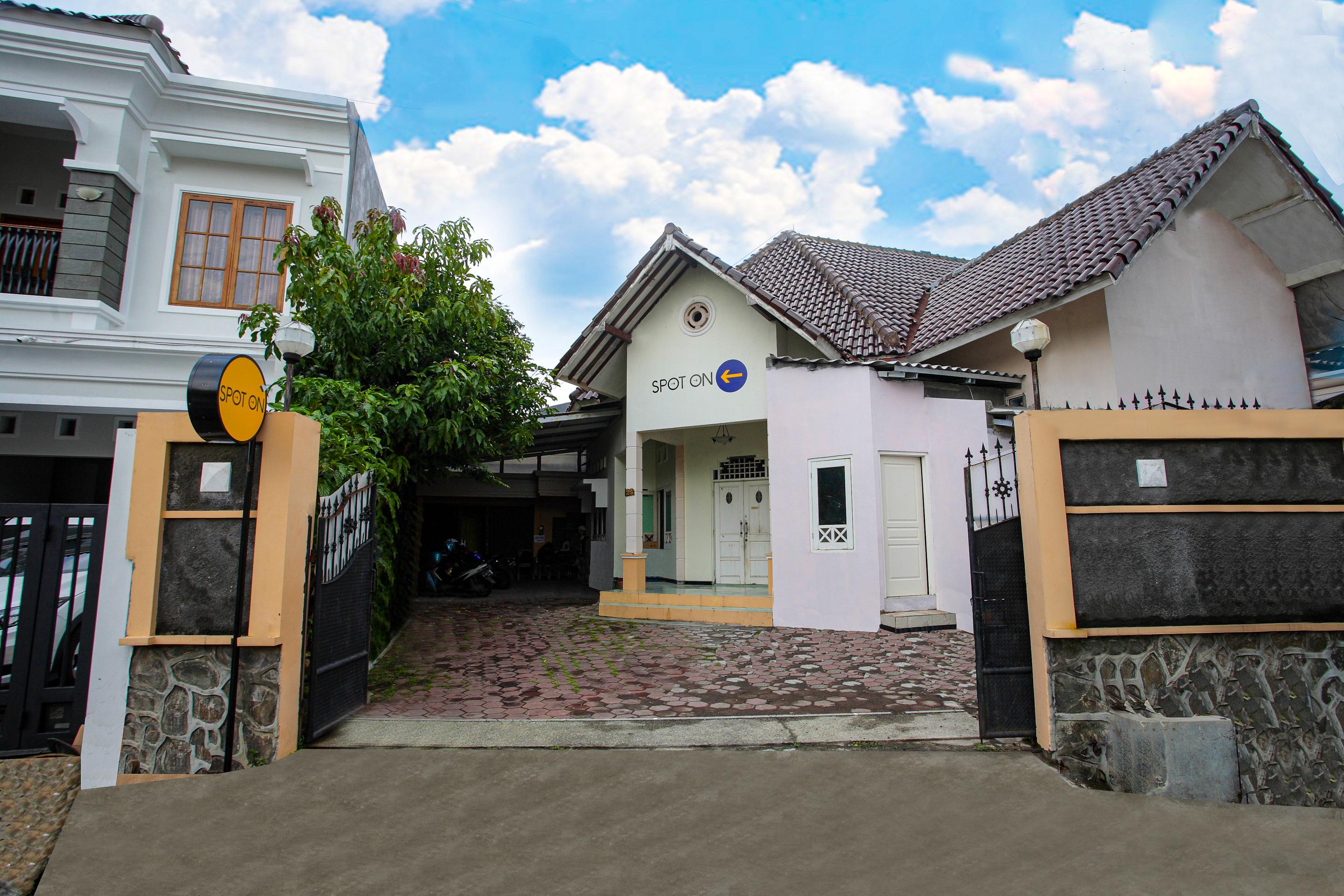 Spot On 2697 Homy House Hotel Semarang Buitenkant foto